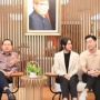 Dubes Indonesia untuk Korsel Sambut Maudy Ayunda, Netizen Salfok Tatapan Sang Suami
