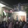 Video Viral Santunan Anak Yatim Disawer dari Atas Atap Musala Pekalongan, Publik Berdebat