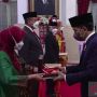Presiden Jokowi Anugrahkan Bintang Mahaputera Pratama pada Sastrawan dan Budayawan Sunda Ajip Rosidi