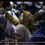 Wanita Berhijab Diduga Kesurupan di Acara Salawatan, Tingkahnya Aneh Meliuk-liuk Bagai Ular