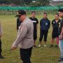Seorang Pemain Sepak Bola Tergeletak di Tengah Lapangan Tersambar Petir Saat Tanding Laga Persahabatan