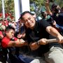 Ketika Wali Kota Eri Cahyadi Ikut Lomba Tarik Tambang Semarakkan HUT ke-77 RI di Surabaya