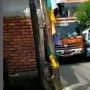 Video Viral Mobil Damkar Tak Bisa Jalan Terhadang Parkir Liar, Publik: Tabrak Saja Pak
