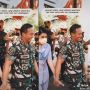 Video Viral Gandeng Tangan Istri di depan Prajurit TNI, Aksi Jenderal Andika Perkasa Bikin Warganet Baper