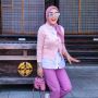 Gaya Kece Syahrini Jalan-jalan di Singapura, Kenakan Jaket Biru Kembaran dengan Kim Go Eun