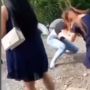 Dua Cewek Seksi Berkelahi di Depan Rumah hingga Baju Tersingkap, Publik: Lomba Jambak Rambut?