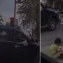 Pemandangan Ironis, Video Anak di Mobil Pandangi Dua Bocah Duduk di Bawah Lampu Merah, Publik: Kesenjangan di Depan Mata