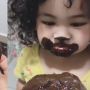 Makan Donat dengan Toping Coklat, Muka Bocah Ini malah Bikin Ngakak