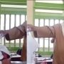 Diduga Ketiduran Saat Menulis, Guru Siram Siswinya Pakai Segelas Air Mineral, Aksinya Mengundang Pro Kontra