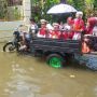 Kawasan Tambaklorok Semarang Tergenang Rob, Anak-anak Diangkut Kendaraan Roda Tiga untuk Sekolah