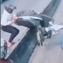 Video Viral Orang Angkat Motor Lewati Separator Busway saat Dihampiri Polisi, Malah Hancur