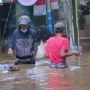 Warga Kebon Pala Siaga Banjir Susulan Akibat Luapan Kali Ciliwung