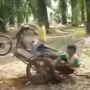 Aksi Bocah Freestyle Naik Gerobak Motor, Endingnya Bikin Ngakak!