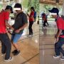 Tak Biasa, Sejumlah Pria Lomba Estafet Terong Dijepit Pakai Paha, Tuai Pro Kontra: 17-an Bukan 17+