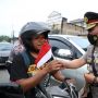 Bagikan 30 Ribu Bendera Merah Putih ke Masyarakat, Kapolda Sumut Turun Langsung