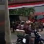 Video Viral Warga Angkat Mobil yang Halangi Damkar ke Lokasi Kebakaran, Berakhir Berantakan
