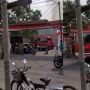 Warga Gotong Royong Angkat Mobil yang Halangi Truk Pemadam Kebakaran, Endingnya Tak Diduga