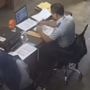 Viral! Lihat Reaksi Pria ini Setelah Atap Plafon Ambles Tepat di Kepalanya