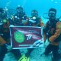 Diiringi Lagu Indonesia Raya, Basarnas Kibarkan Bendera Merah Putih di Bawah Laut