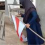 Video Viral Bikin Ngakak, Emak-emak Salah Pasang Bendera Merah Putih