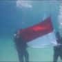 Upacara HUT ke-77 RI, Marinir bersama Klub Selam Kibarkan Bendera Merah Putih di Bawah Laut Pahawang