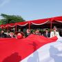 Ganjar Bentangkan Bendera Merah Putih Bersama Serikat Buruh di HUT RI ke-77