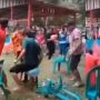 Lomba Meletuskan Balon, Pria Ini Berhasil Hancurkan Dua Kursi Sekaligus