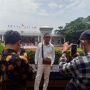 Asyiknya Warga Berfoto di Depan Istana Negara Jelang Upacara Penurunan Bendera HUT ke-77 Republik Indonesia