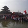 Bentuk Protes ke Pemerintah, Warga Demak Tetap Khidmat Gelar Upacara HUT ke-77 RI di Tengah Kepungan Banjir Rob