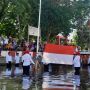 Warga Sumenep Gelar Upacara Bendera Sambil 'Nyemplung' ke Sungai: Agar Orang Tak Buang Sampah Sembarangan
