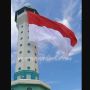 Keren! Bendera Merah Putih Sepanjang 20x15 Meter Berkibar di Menara Masjid Al-Hijrah Bontang