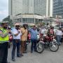 Momen Sakral Pengendara Di Bundaran HI Berhenti Dan Sikap Hormat Saat Detik-detik Proklamasi