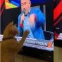 Gemas! Tingkah Kucing Oren Mencet-Mencet TV Dikira Diajak Tos