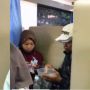 Bikin Iri, Ayah Ini Suapi Sang Putri yang Sudah Remaja Saat Naik Kereta Api