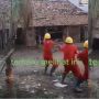 Rumah Reyot Ini Dirobohkan untuk Dibedah, Warganet Soroti Rumah Mewah Tetangganya Bak Langit Bumi