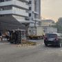 Diduga Ngantuk, Mobil Pick-up Bawa Durian Terguling Usai Tabrak Mobil Box di Tol Jakarta - Tangerang