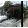 Detik-detik Pria Diduga Maling Motor Kepergok Sedang Beraksi, Aksinya Gagal Berkat Emak-emak
