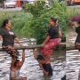 Kocak! Emak-emak Ikut Lomba Pukul Bantal, Warganet Salfok Cara Mukulnya