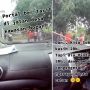 Diduga Praktik Pungli, Sejumlah Pria Hadang Pengendara Modus Portal Jalan Berbayar
