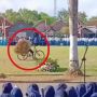 Pesepeda Bawa Rumput Lewat saat Upacara Kemerdekaan di Lapangan: Apa Rakyat Sudah Merdeka?