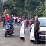 Salut! Aksi Pengemudi Mobil Hormat Pada Bendera Merah Putih di Jalan Banjir Pujian