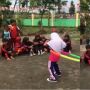 Bikin Ikut Mewek, Kakak Satu Ini Peluk Erat Adiknya Saat Menang Lomba Hula Hoop di Sekolah
