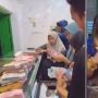 Video Viral Emak-emak Borong Emas, Tumpukan Uang Tunai Bikin Ketar ketir