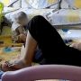 Video Viral Ayah Asyik Main HP, Anak Balitanya Main dan Makan Kotoran Sendiri