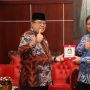 Kunjungi Blitar, Dirut BPJS Kesehatan Berikan Penghargaan UHC dan Donasi Peserta Menunggak