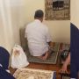 Ikut Salat Jamaah Bareng Keluarga, Kucing Ini Kenakan Kantong Plastik Gantikan Mukena