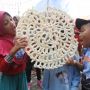 Lomba Makan Kerupuk Ukuran Jumbo