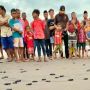 Pemuda Manggarai Barat Lepas 422 Tukik di Pantai