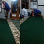 Tidur Telentang di Masjid, Pria Ini Tak Sengaja Tercium Bapak-bapak saat Bersujud