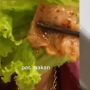 Asyik Makan Daging dan Selada, Warganet Ini Baru Tahu Ada Ulat di Piringnya